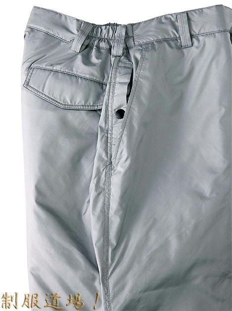 防寒ズボンの下に履いている普通のズボンのポケットに手を入れる事が出来るスルーポケットを採用！