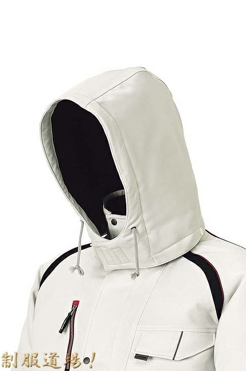 ヘルメット対応の大型のフード付き！  マジックテープアジャスター付き。