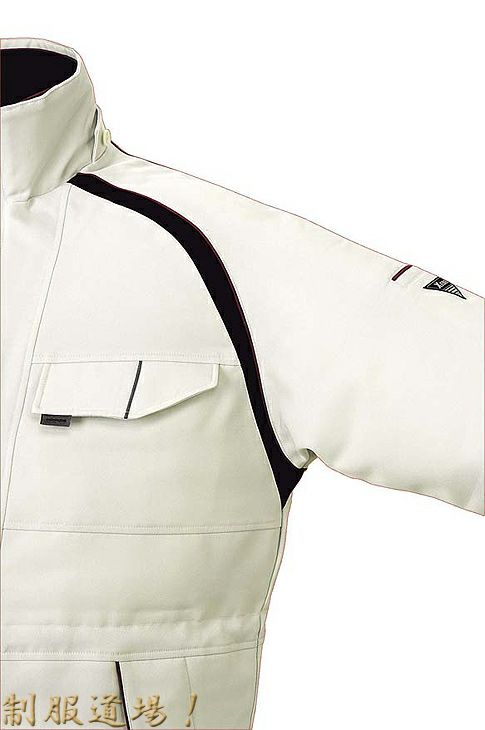 袖は動きやすい袖ラグラン仕様