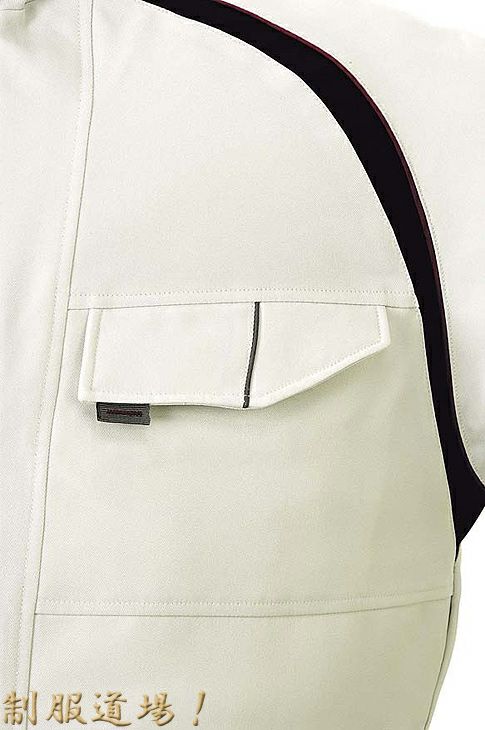 ポケットのフラップ部分に反射パイピング付き！