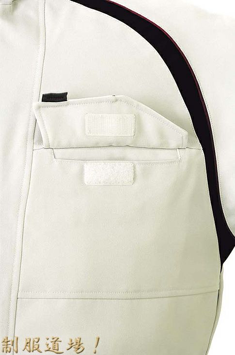 ポケットにマジックテープ付き