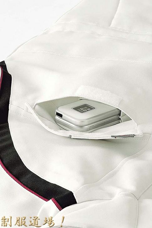 左胸ポケット内の携帯電話専用フォルダー付き