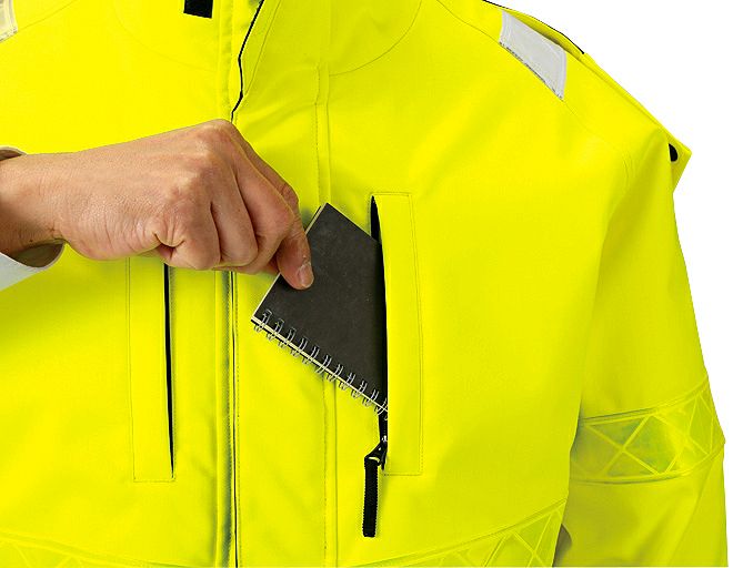 左胸にタテ向きのファスナーポケット付き！