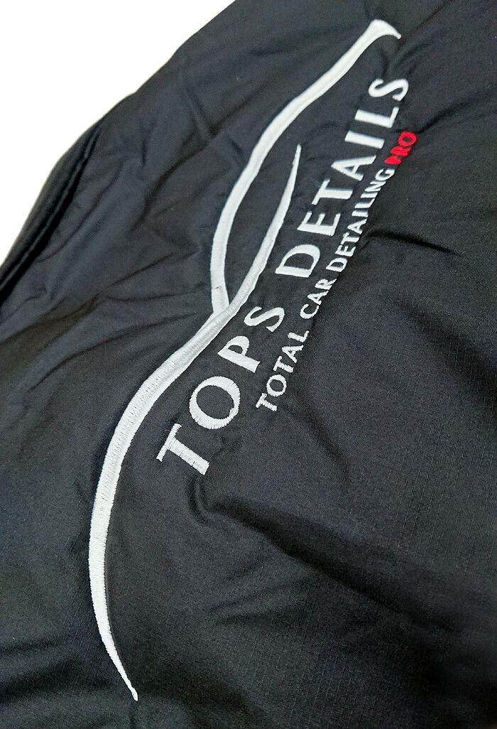 背中のロゴマークは刺繍で名入れさせていただいております。<br>刺繍は高級感があって見た目がすごく良いから好印象です。