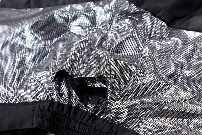 中にカイロ専用ポケットを採用