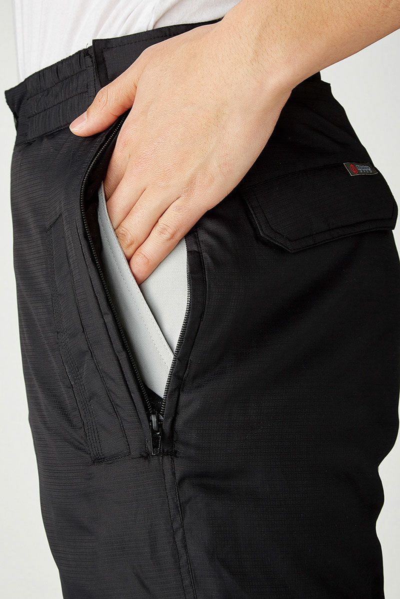 脇スルーファスナーは、防寒ズボンを履いたまま中に履いてるズボンのポケットの中に入ってるものを取る事が便利な機能！