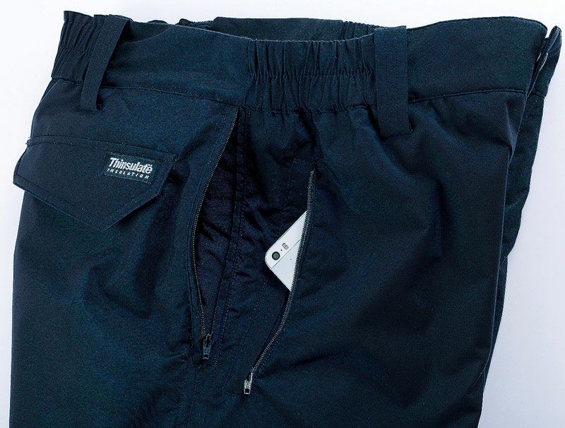 防寒ズボンのポケット部分は、下に履いているズボンのポケットに出し入れできるように設計された、ダミーポケットのような設計です。ですので『スルーポケット』という呼び名になっております。