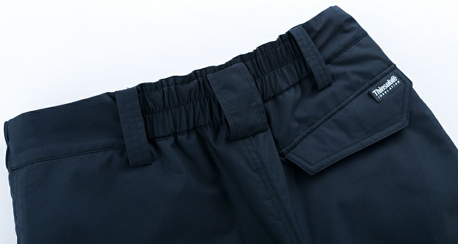 防寒ズボンのウエスト後ろ部分は、履きやすく、そして履き心地が良いように設計するためにゴム仕様にしています。