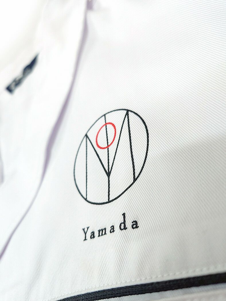 厨房白衣へのオリジナルプリント部分の超拡大アップ写真です。<br>細い線や細かい文字部分もきれいにプリント出来ています。