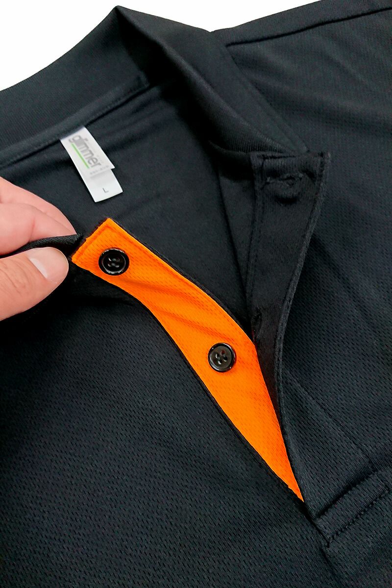 エリ元のボタン周りの生地もオレンジ色の生地を上からパイピング加工しました。<br>このようにお好きなカラーを選んでいただけます。<br>ただし、選んでいただいたポロシャツの色違いをもう１枚用意します。その生地で作るので、ホームページに掲載されているポロシャツのカラー展開の中から選んでいただく事になります。