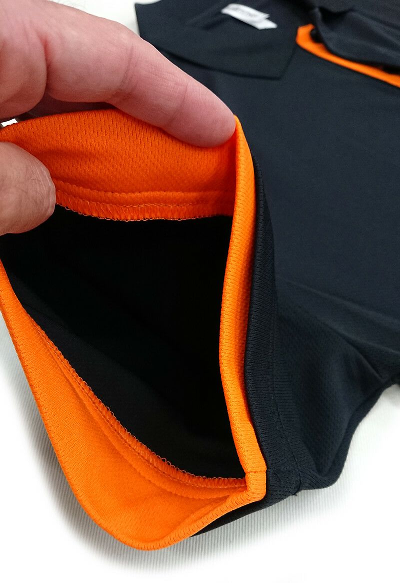 袖口部分の内側にもオレンジ色のパイピング・レイヤード加工いたしております。