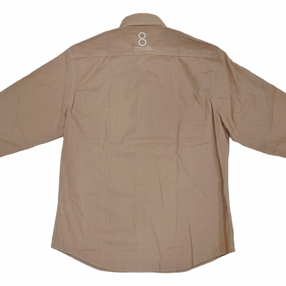 青森県弘前市にあるスターバックス弘前さくら野店様の8周年記念シャツの完成写真をご紹介いたします。<br>背中・首後ろに8周年記念ロゴを刺繍させていただきました。