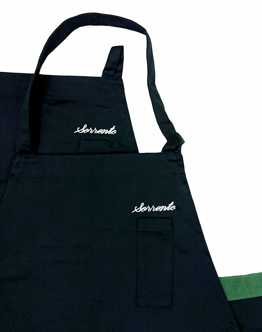 左胸のネーム刺繍部分のアップ写真も撮影です。<br>ソレント様の店名を筆記体で名入れさせていただいております。<br>店名が入るだけでオリジナル感アップ！