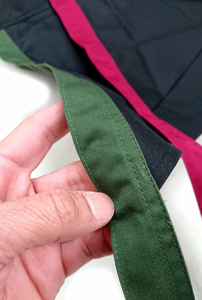 こちらは緑色の腰紐部分のアップ写真です。<br>縫製の裏面もキレイな仕上げです。