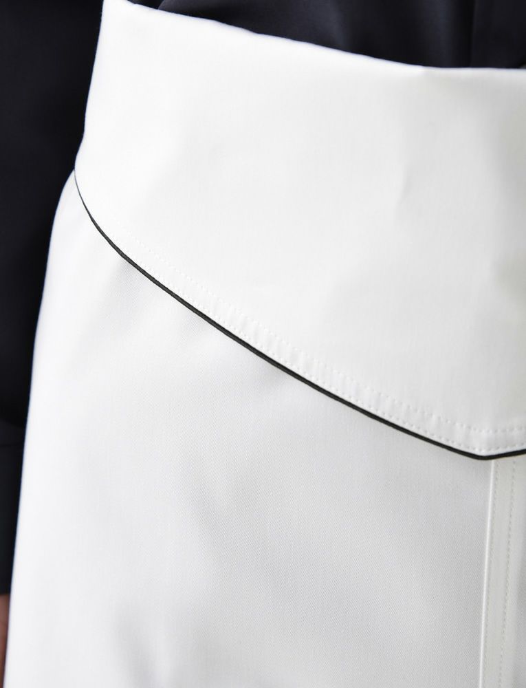 腰の折返し部分には黒のパイピングがあります。