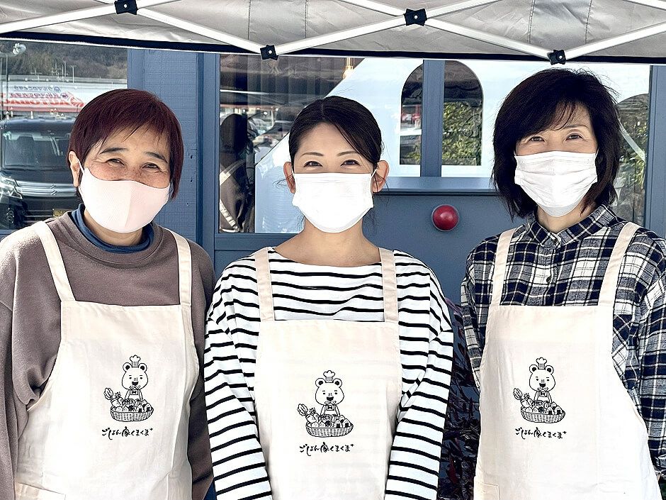 惣菜屋・ごはん家くまくま様のロゴ入り胸当てエプロンの着用写真