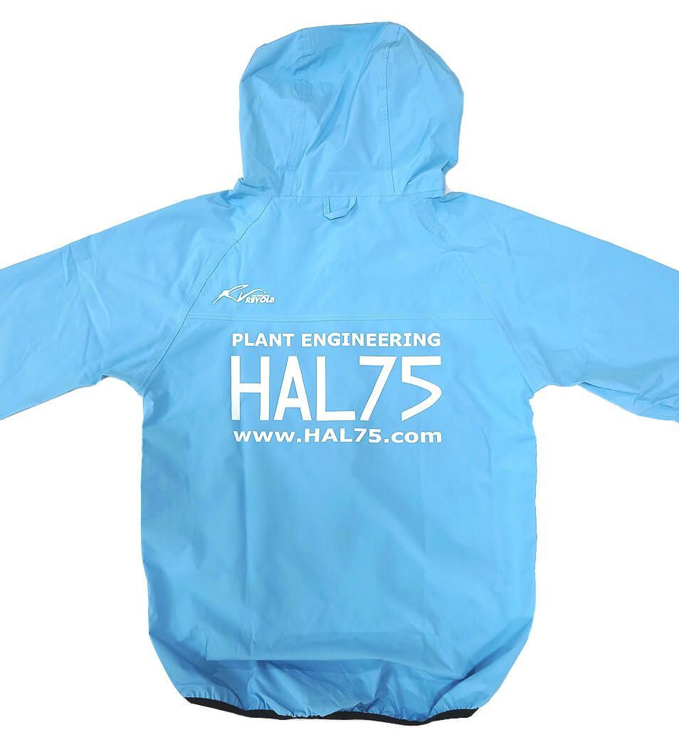 東京都品川区東中延にある設備設計・HAL75様のロゴ入りオリジナルレインコートの完成写真をご覧ください。<br>今回も背中に大きく社名を入れた事例でございます。
