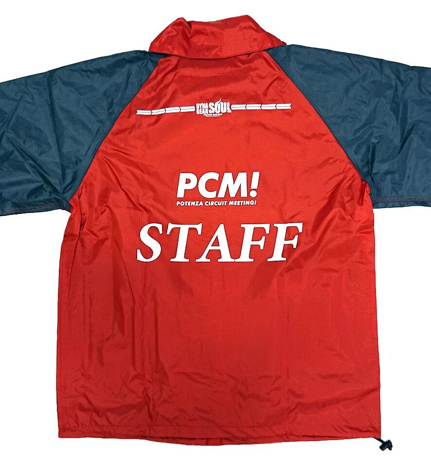 車のイベント企画プロクルーズ様のロゴ入りオリジナルレインコートの完成写真です。背中にPCMのロゴ文字とその下に大きくSTAFFに文字を名入れさせていただきました。