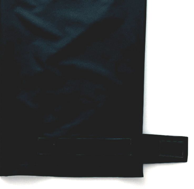 裾調整／マジックテープ仕様で裾の調整が可能です。
