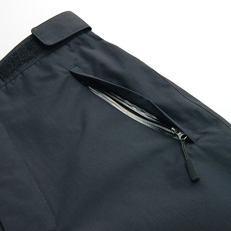 【腰ポケット】雨の侵入を防ぐ止水ファスナー仕様のポケットです。
