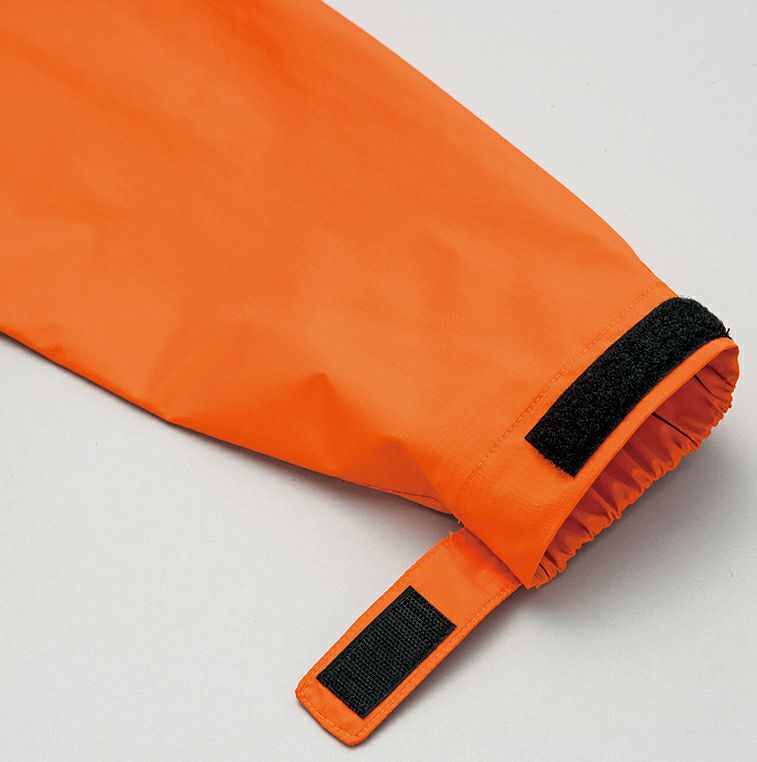 袖口にはマジックテープ付きで手袋を着用したままでも、調節がしやすいです。