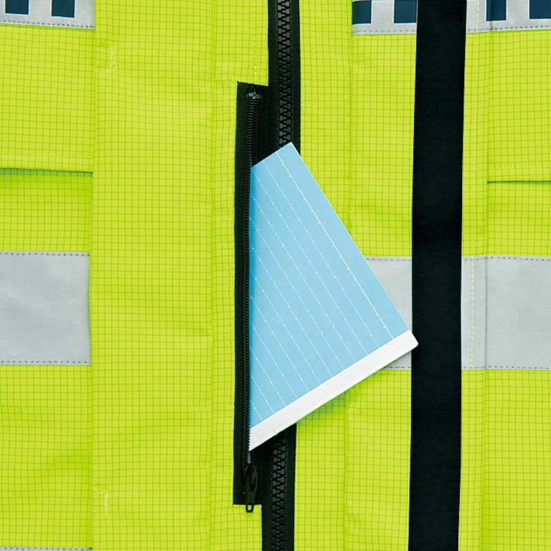 【内ポケットファスナー仕様】　貴重品や手帳などを収納できる内ポケットを装備。　スーツ内ポケットのように使っていただけます。