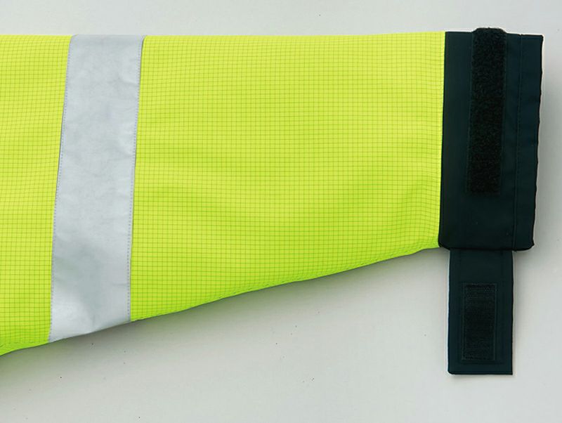 【ストレッチカフス仕様】<br>カフス口にストレッチのディアプレックスを使用。優しく、ぴったりと袖口をカバーします。