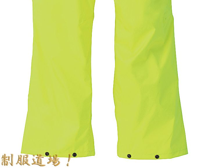 すそ部分は調整ボタン付き。