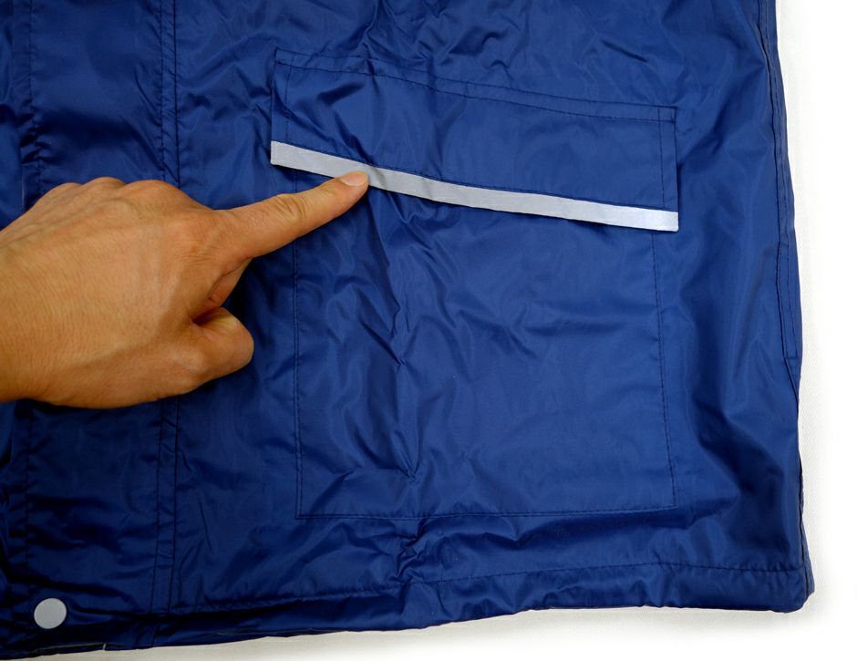 ポケット部分には反射テープ付き♪