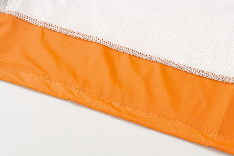 裾までメッシュが付いております。