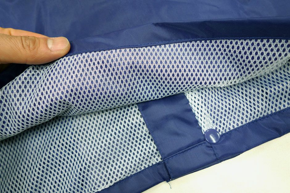 裾のメッシュ部分は、縫い付けてあり開くことはないので安心です。
