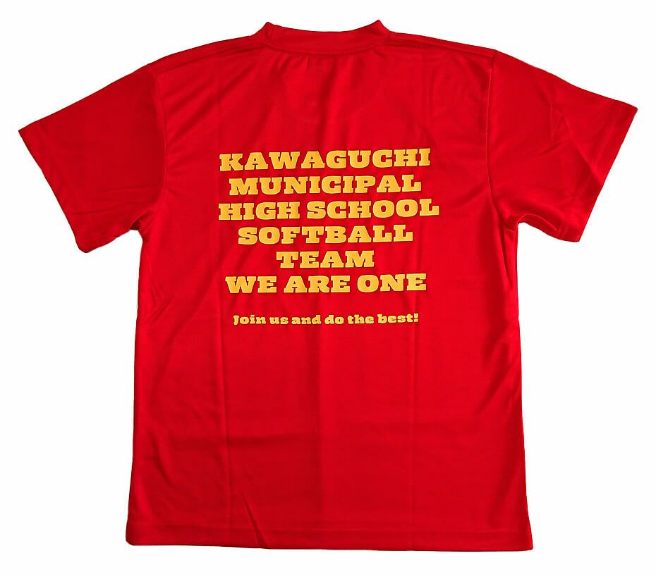 川口市立高校ソフトボール部様のロゴ入りオリジナルTシャツの完成写真のご紹介です。チームカラーの赤色に合わせて作られていてGOOD！