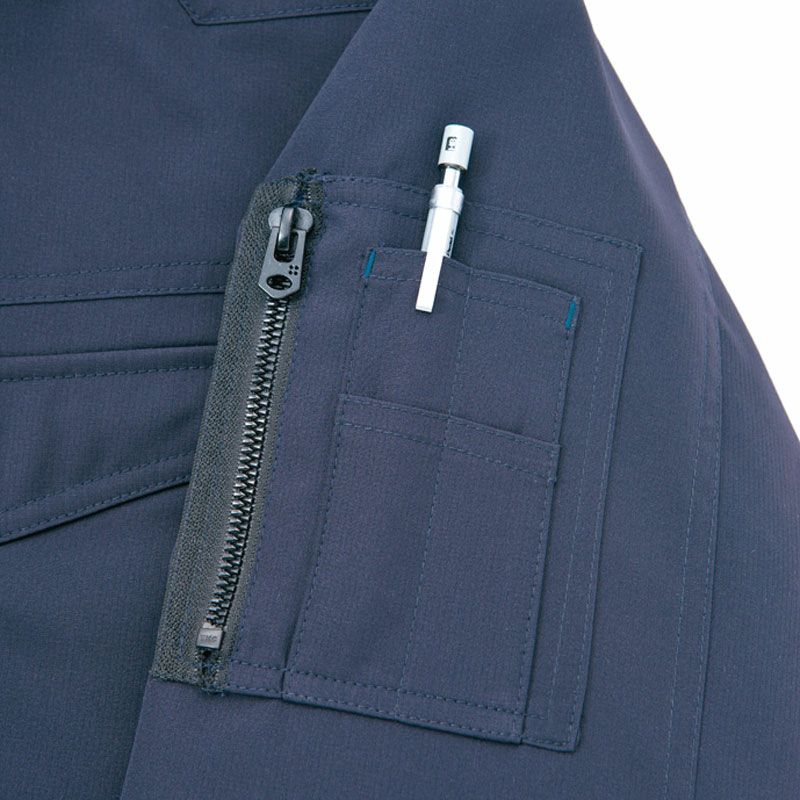 ペン差し・ファスナー付き袖ポケット（ペンやスケールなどが取り出しやすい装備）