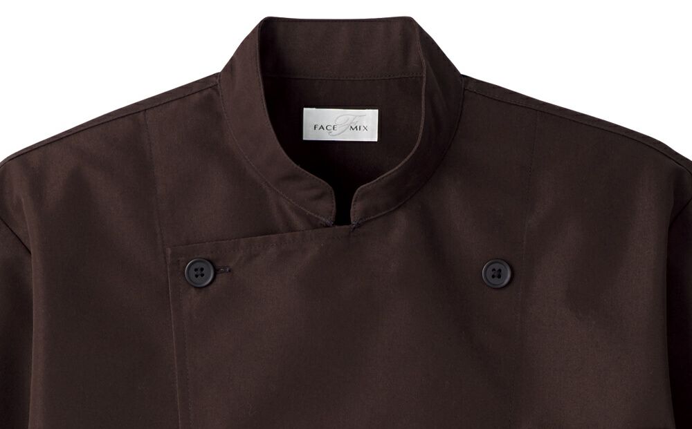 ブラウンの襟元アップ画像