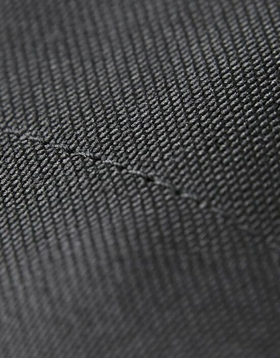 縫い糸はペットボトルをリサイクルした再生ポリエステル糸を採用