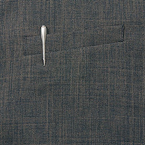 かんぬき止めが施された胸ポケット。ポケットの中身が落ちにくい。