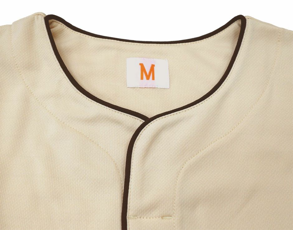 衿元のアップ写真