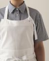胸元のカーブが柔らかな印象の胸当てエプロン