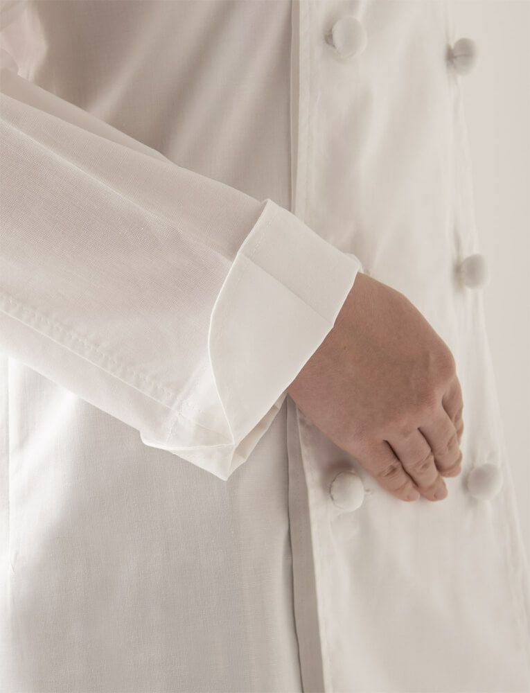 カフスを折り上げるとほぼ長袖になるという袖丈