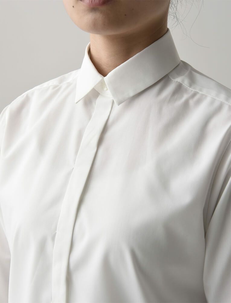 小さめの衿が特徴のレギュラーカラーシャツ