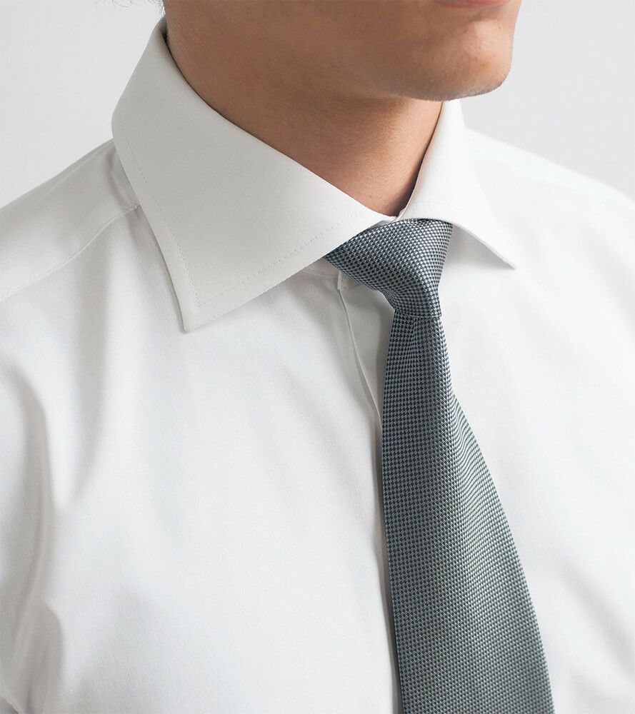 ネクタイを結ぶと映える襟です。