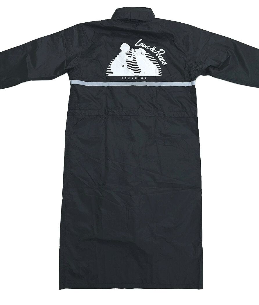 三重県志摩市にあるラブアンドピースリゾートホテル様のオリジナルレインコートの完成写真をご紹介いたします。<br>背中に大きくロゴマークを入れさせていただきました。