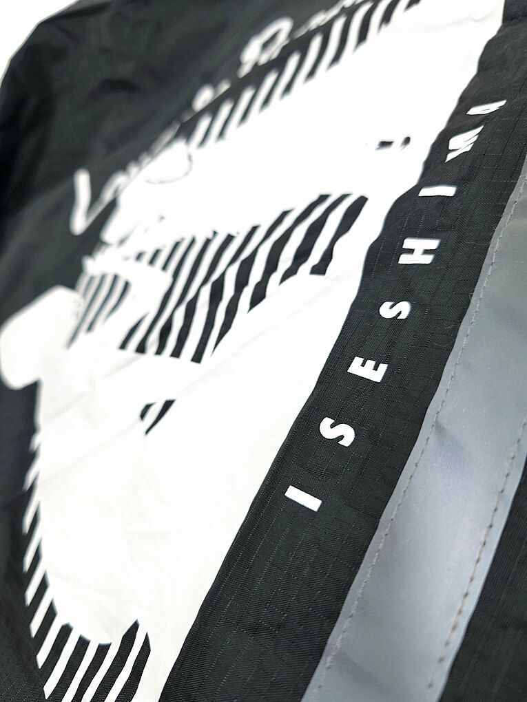 レインコートへのオリジナルプリント部分のアップ写真も撮影いたしました。<br>このようにレインコートにも細かい文字でもキレイに名入れできております。