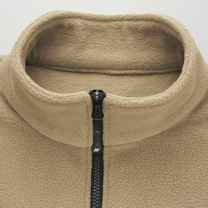 【立襟】低めの立襟、ファスナーを上げてもあごにかからずフィットし、寒気の侵入を防ぎます。