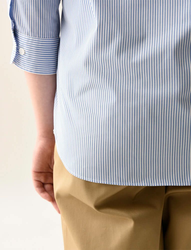 裾を出してカジュアルにも着用できます。