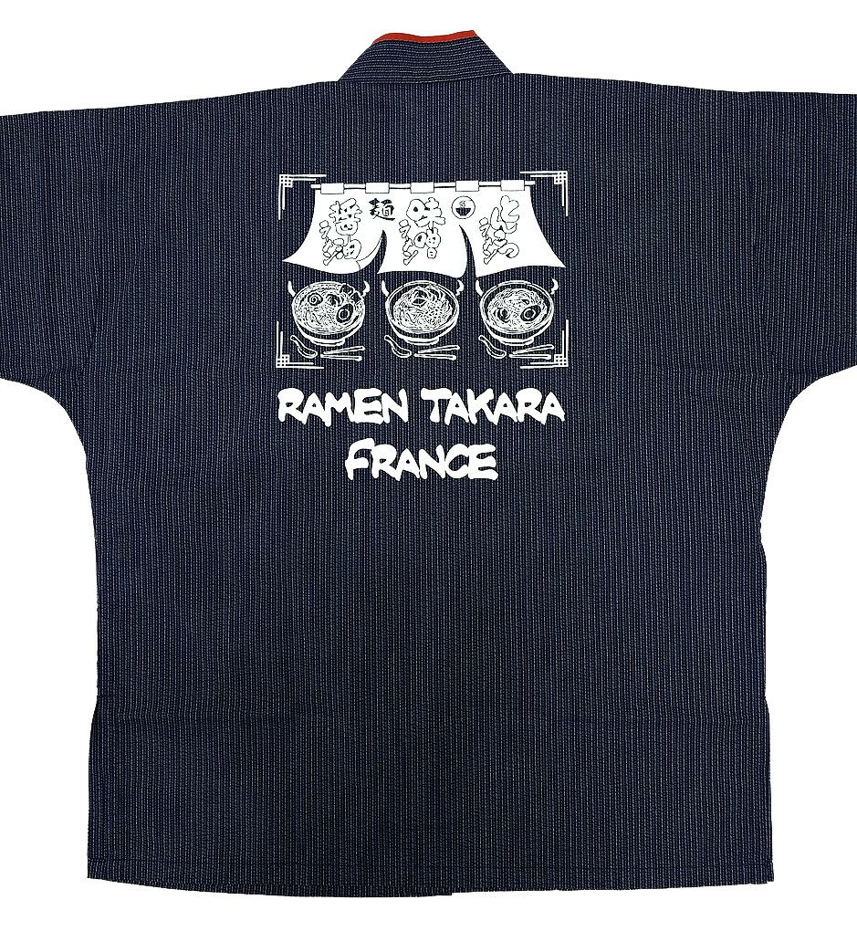 フランス・アンブランヴィルにあるラーメン屋TAKARA様のロゴ入りオリジナル作務衣の完成写真をご覧ください。<br>背中の大きなラーメンイラストと店名が目立って素敵です！