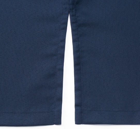 ▼裾両脇のスリットがスムーズな動きをサポート