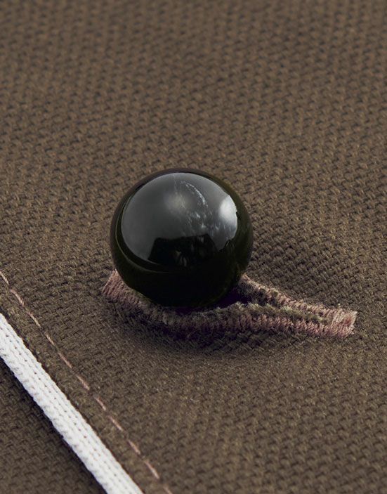 ヴィンテージ感を演出する丸玉ボタン