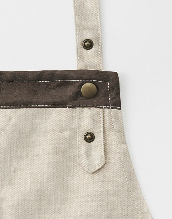 肩紐はドットボタンでサイズ調整が可能。