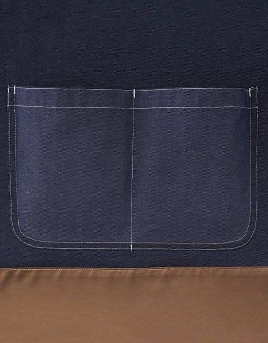 仕切り入りで使い勝手の良いフロントポケット